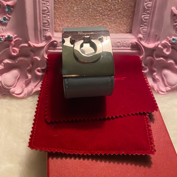 Salvatore Ferragamo ๐ฏ Authentic - Picture 5 of 7